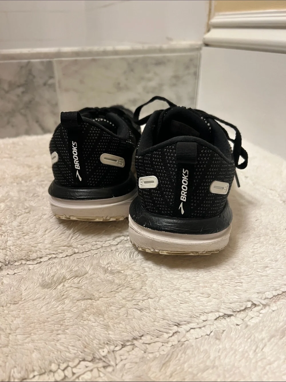 Brooks Women’s Black Knit Lace-Up Running Sneakers 7.5